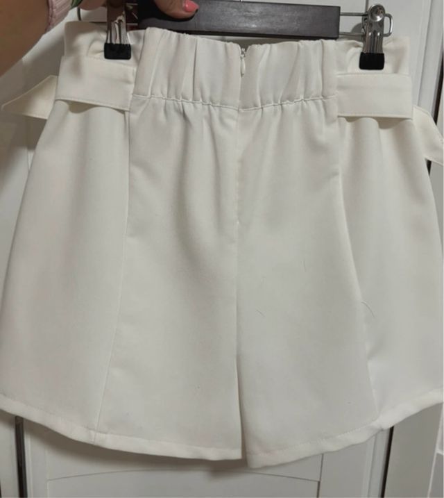 Falda pantalón blanca con hebillas