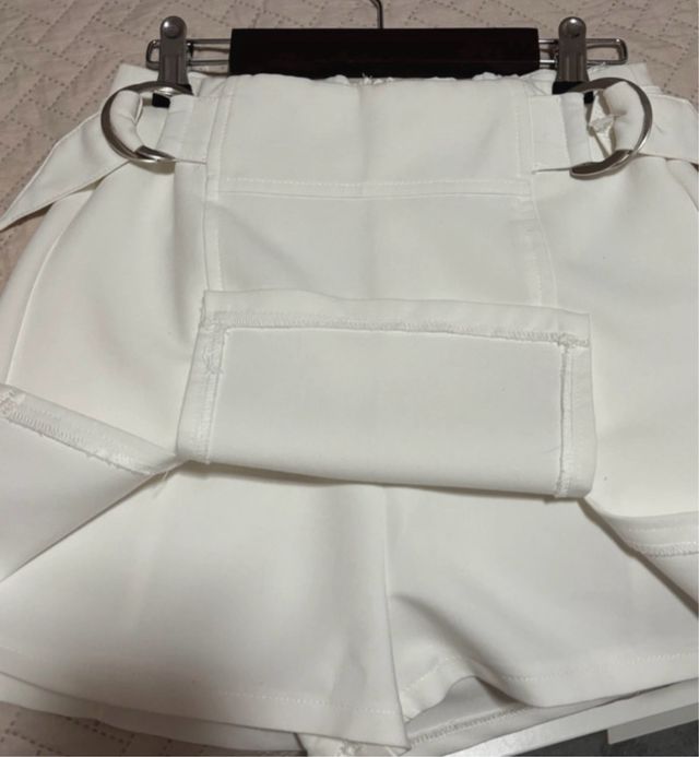 Falda pantalón blanca con hebillas