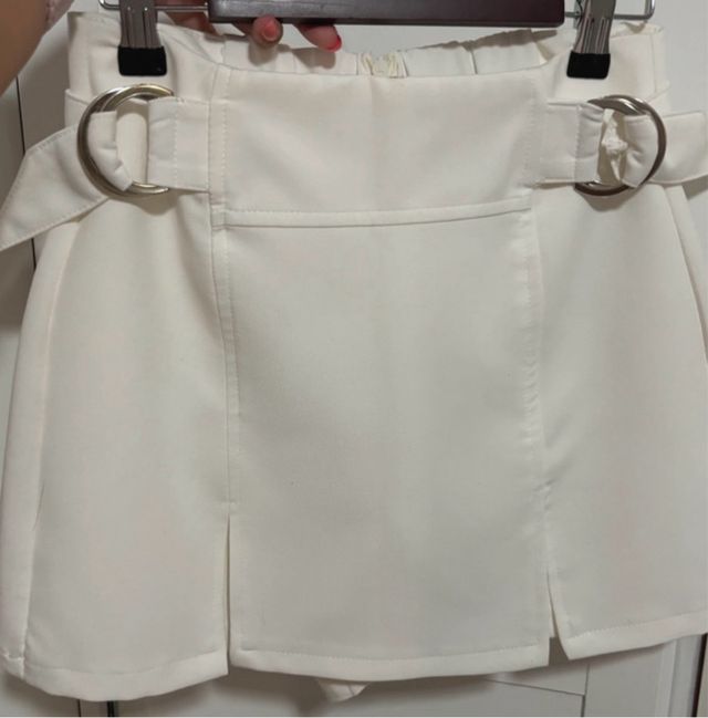 Falda pantalón blanca con hebillas