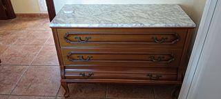 Cómoda de madera antigua con tapa de mármol