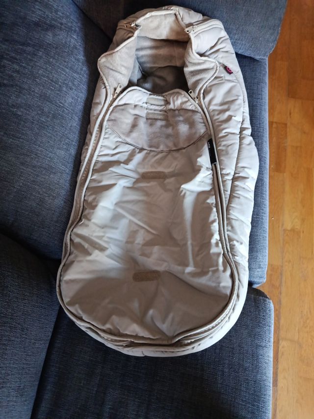Saco para cochecito Concord Hug color beige