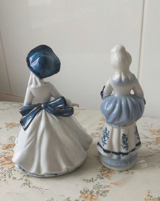 Figuras Damas de Época em Louça Azul e Branca