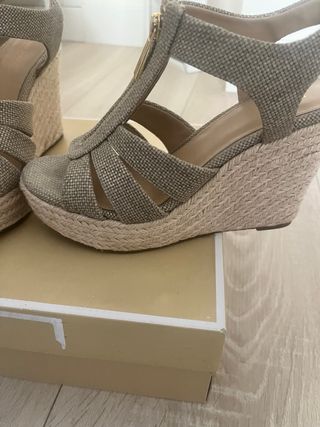 Sandalias Michael Kors Berkley Wedge Doradas