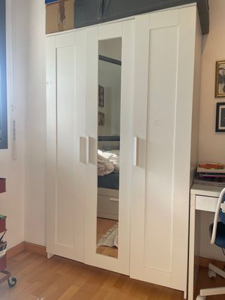 Mobile in legno bianco con 3 ante e specchio