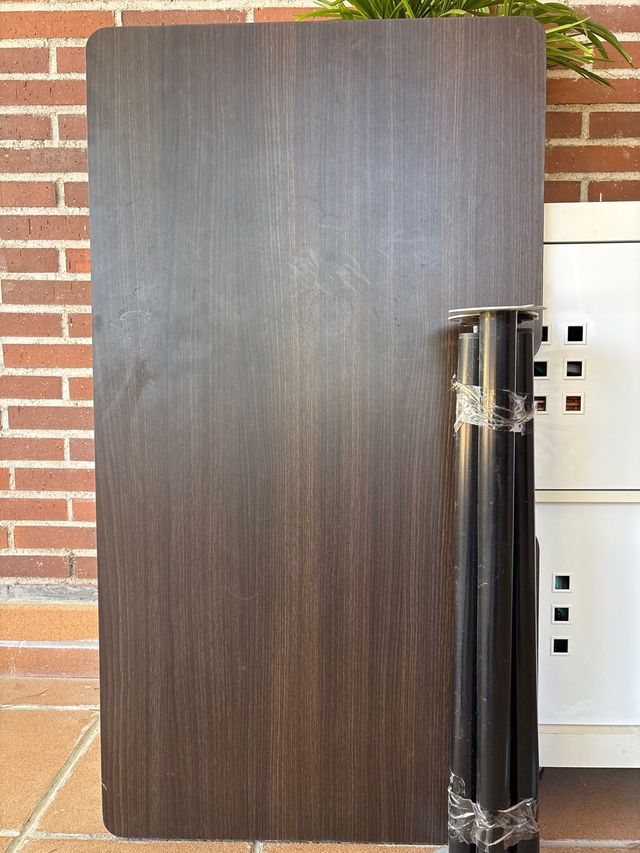 Mesa de madera con patas metálicas