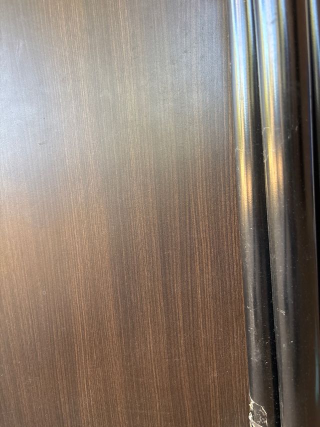 Mesa de madera con patas metálicas