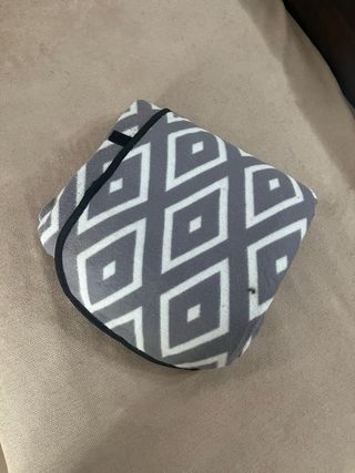 Manta de forro polar con rombos grises y blancos