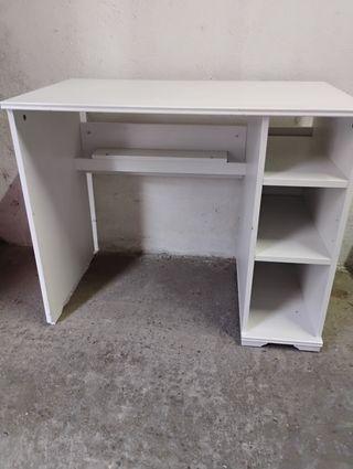 Escritorio blanco de madera