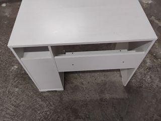 Escritorio blanco de madera
