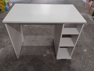 Escritorio blanco de madera