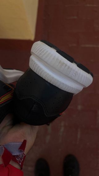 Zapatillas Asics Running Negras y Rojas