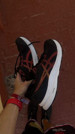 Zapatillas Asics Running Negras y Rojas