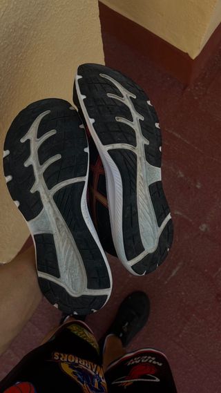 Zapatillas Asics Running Negras y Rojas
