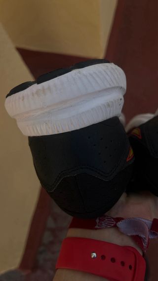 Zapatillas Asics Running Negras y Rojas