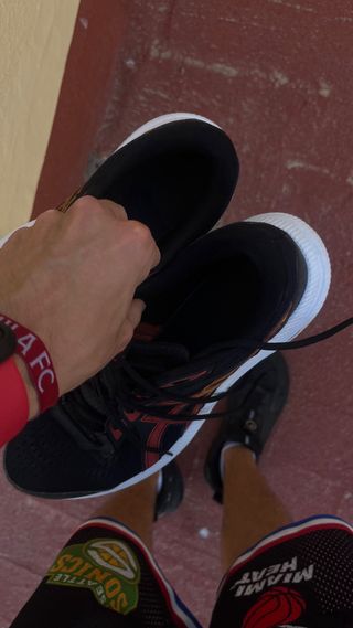 Zapatillas Asics Running Negras y Rojas