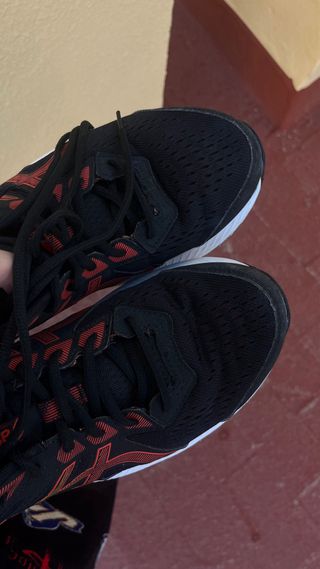 Zapatillas Asics Running Negras y Rojas
