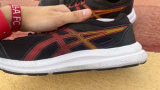 Zapatillas Asics Running Negras y Rojas