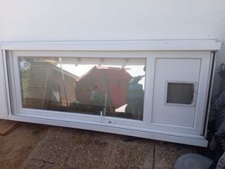Ventanas blancas y puerta de PVC,