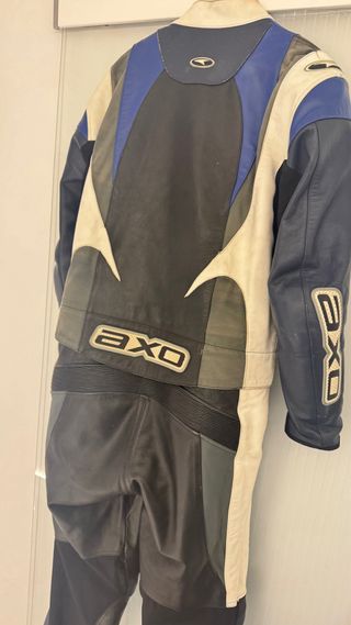 Mono de cuero AXO