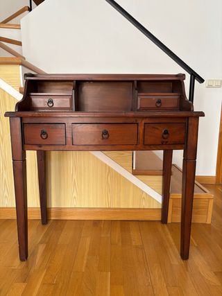 Escritorio de madera marrón