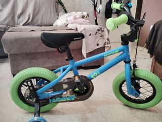 Bicicleta infantil azul con ruedas verdes