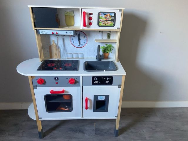 Cocinita de madera para niños de segunda mano por 20 EUR en