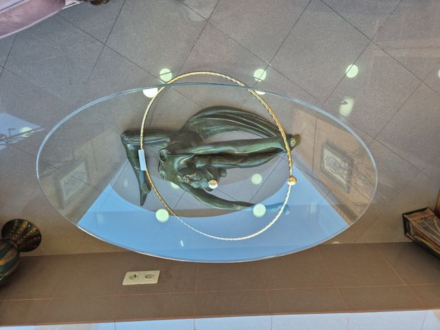 Mesa de centro de cristal con figura