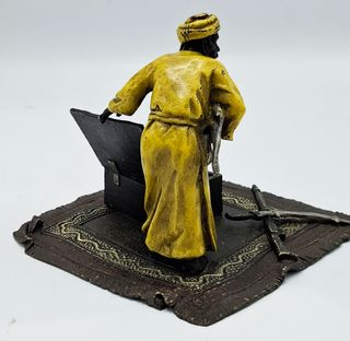 Figura arabe vendedor de armas bronce policromado.