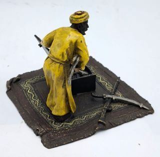 Figura arabe vendedor de armas bronce policromado.