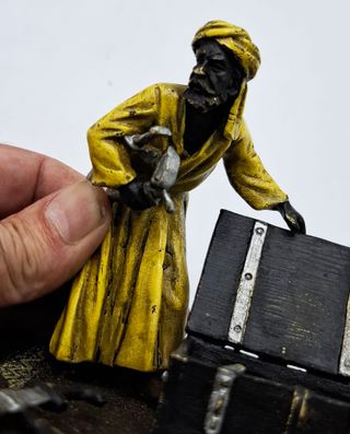 Figura arabe vendedor de armas bronce policromado.