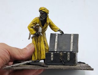 Figura arabe vendedor de armas bronce policromado.