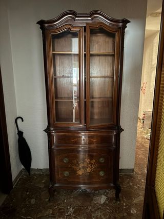 Mueble vitrina de madera y cristal