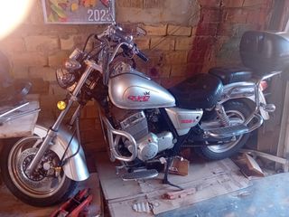 Motocicleta 250 cc, con defensas laterales.