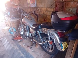 Motocicleta 250 cc, con defensas laterales.