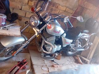 Motocicleta 250 cc, con defensas laterales.