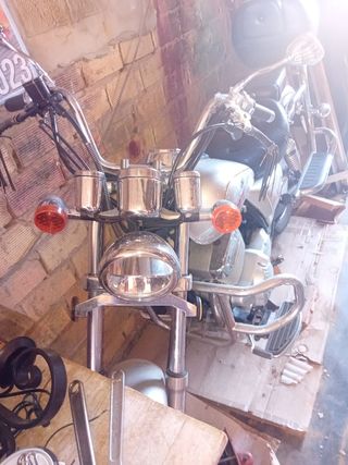 Motocicleta 250 cc, con defensas laterales.