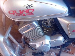 Motocicleta 250 cc, con defensas laterales.