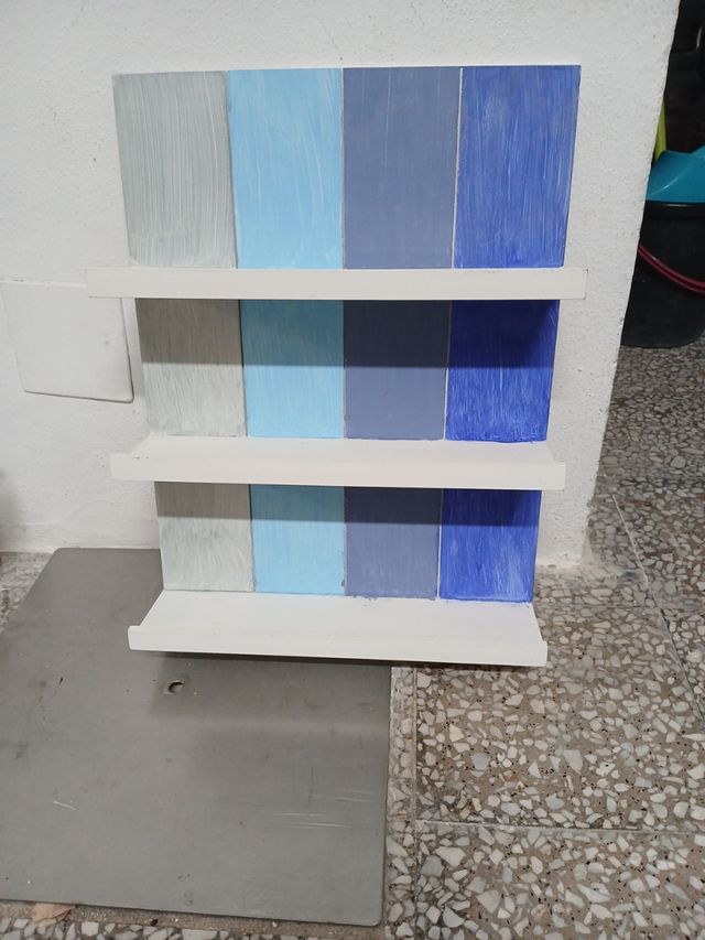 Estante de madera azul y blanco