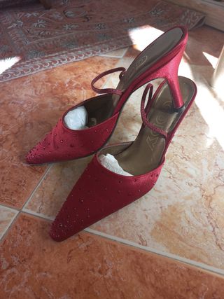 Tacones de fiesta rojos con pedrería