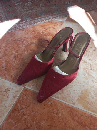 Tacones de fiesta rojos con pedrería