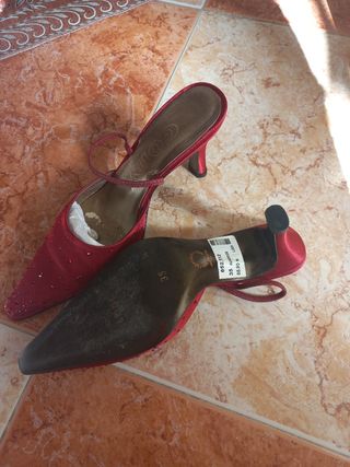 Tacones de fiesta rojos con pedrería
