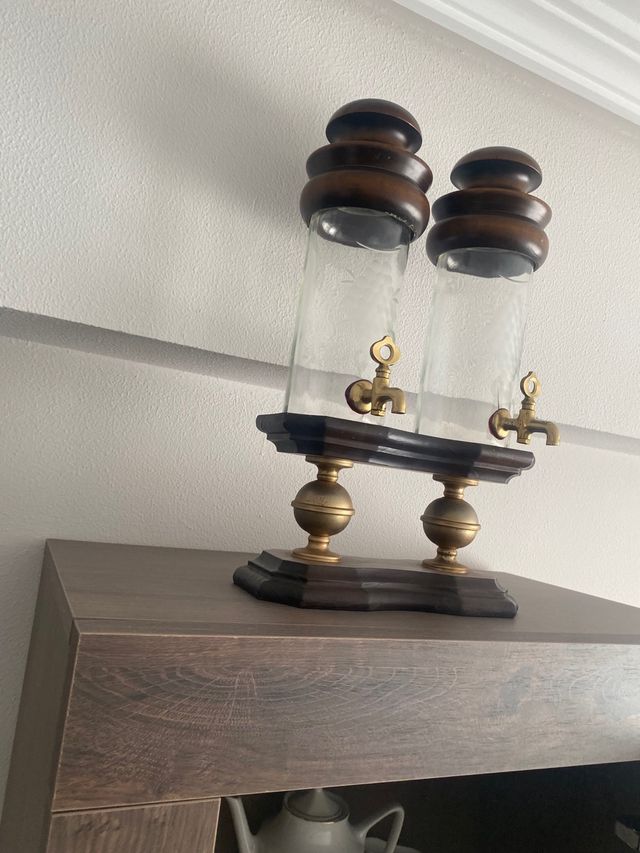 Barril de cristal antiguo con dispensador