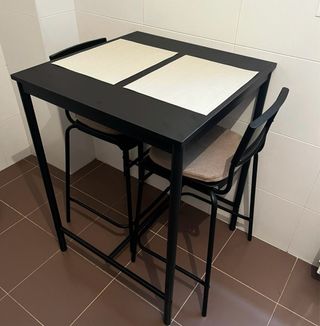 Mesa alta y 2 taburetes negros