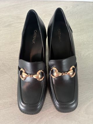 Zapatos de tacón Catwalk negros con hebilla dorada
