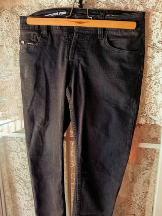 Pantalón pitillo negro vaquero