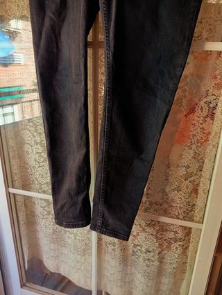 Pantalón pitillo negro vaquero