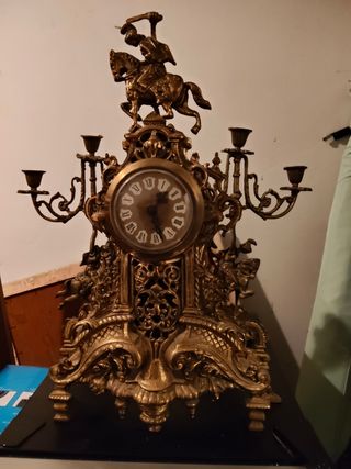 Orologio da tavolo con lampadari e lampada.
