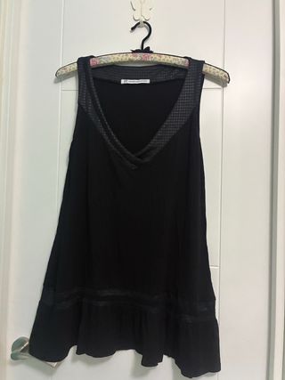 Blusa negra tirantes con detalle cuello