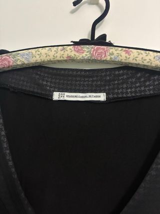 Blusa negra tirantes con detalle cuello