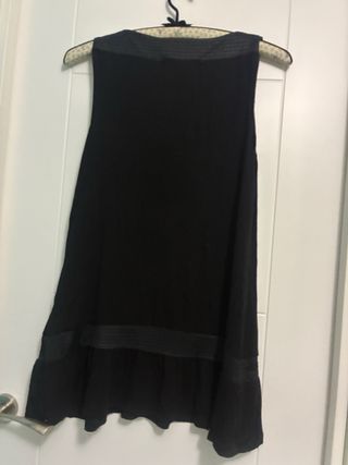 Blusa negra tirantes con detalle cuello